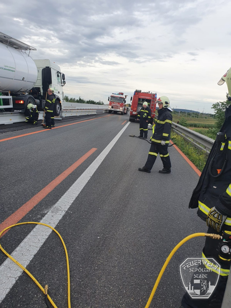 2020 08 18 LKW Unfall mit Gefahrguttransporter  2  2020 08 18 LKW Unfall mit Gefahrguttransporter  2