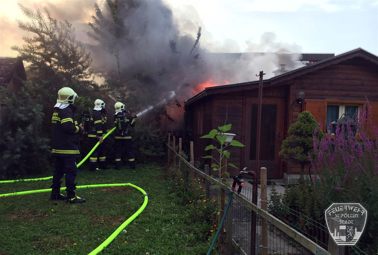 2017 08 26 Gartenh  tte in Vollbrand 3 2017 08 26 Gartenh  tte in Vollbrand 3
